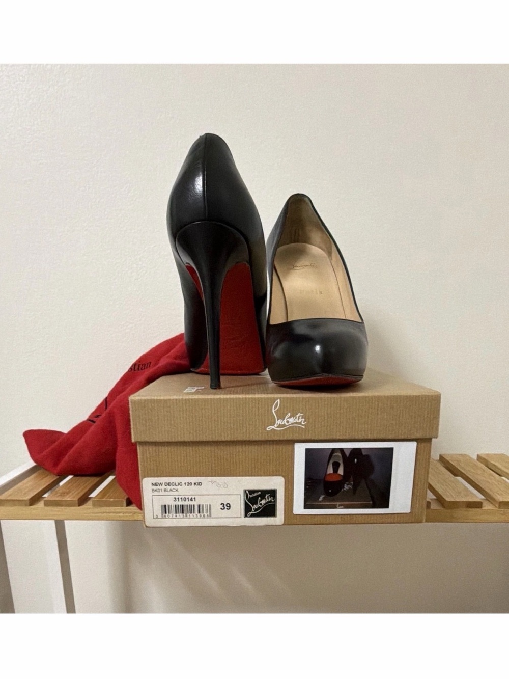 Christian Louboutin Black Leather Pump Stiletto Round Toe EU 39 Box Dust Bag